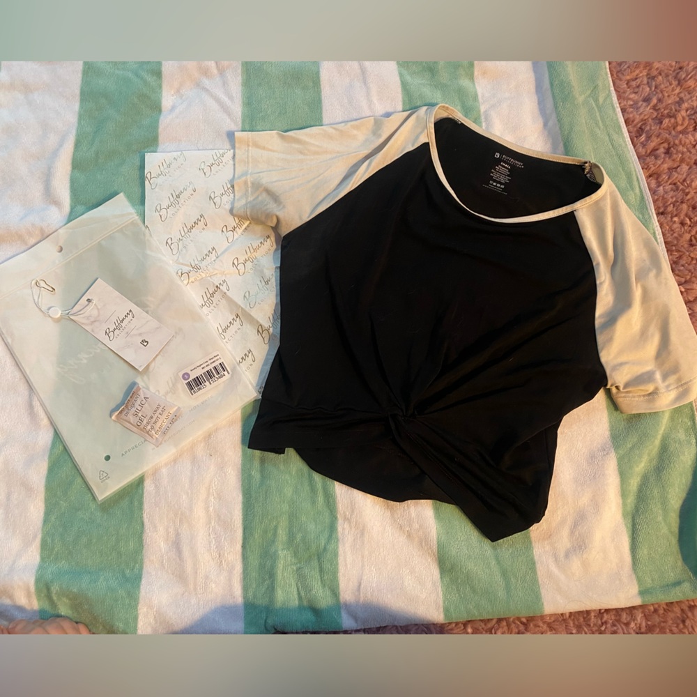 EUC sz small onyx black knotty Raglan crop